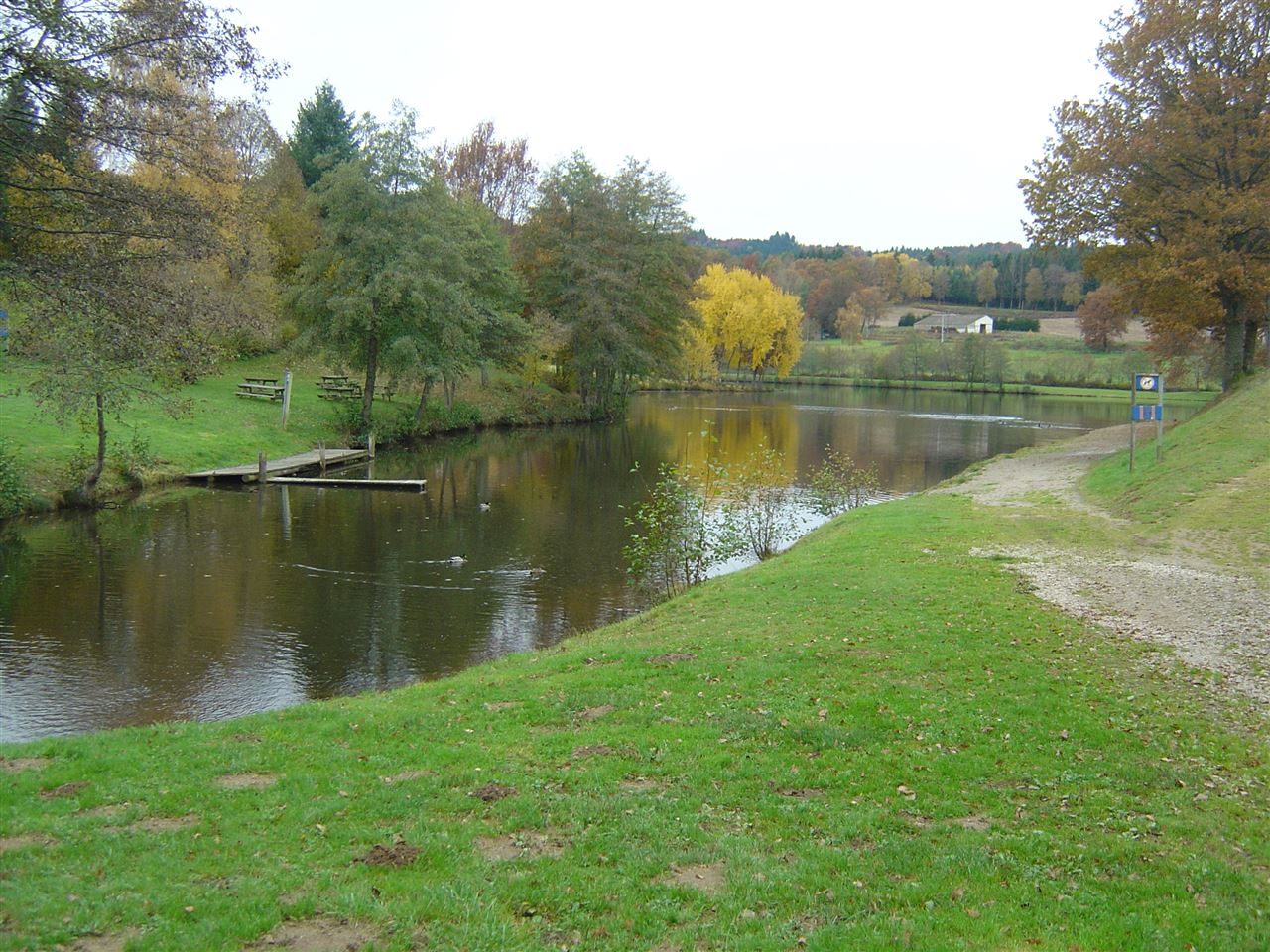 Plan d'eau de Cunlhat, Puy-de-Dôme, Auvergne — camping pour randonnée équestre